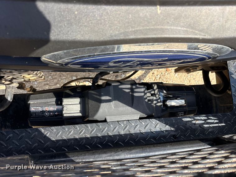 image for item ET7172 2019 Ford F350 Super Duty flatbed pickup truck