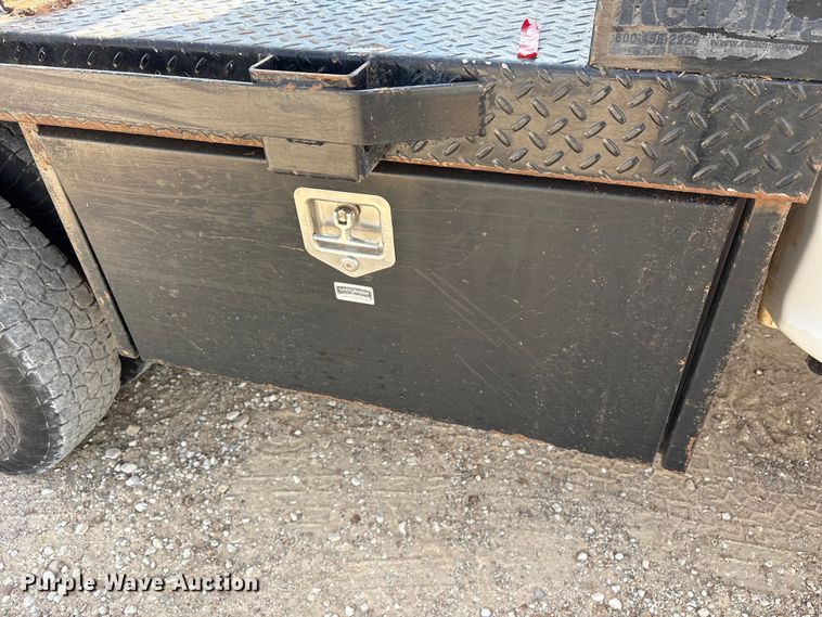 image for item ET7172 2019 Ford F350 Super Duty flatbed pickup truck