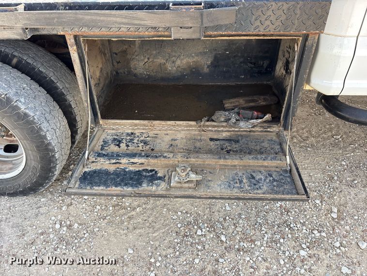 image for item ET7172 2019 Ford F350 Super Duty flatbed pickup truck