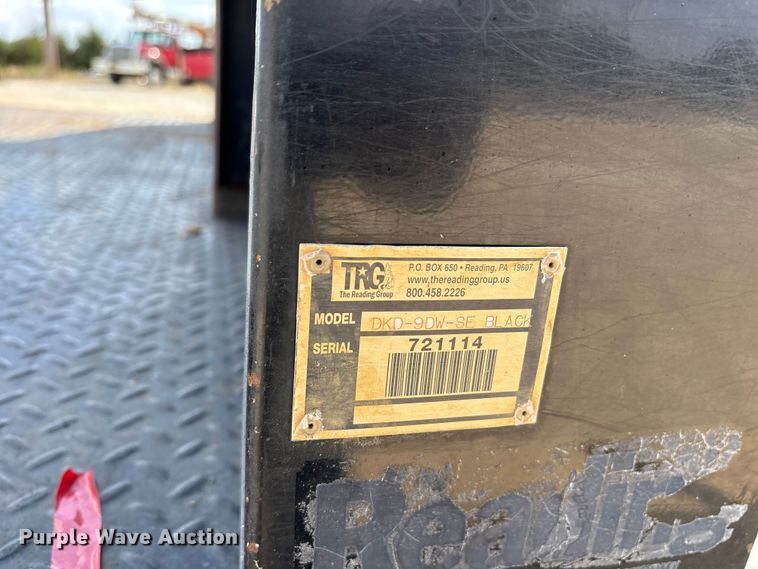 image for item ET7172 2019 Ford F350 Super Duty flatbed pickup truck