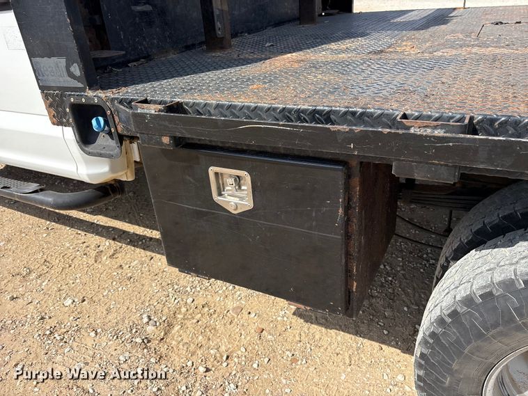 image for item ET7172 2019 Ford F350 Super Duty flatbed pickup truck