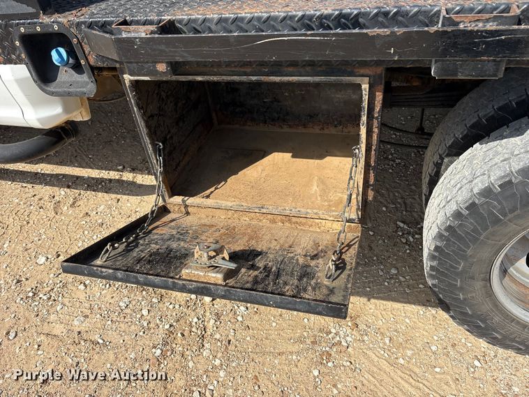 image for item ET7172 2019 Ford F350 Super Duty flatbed pickup truck