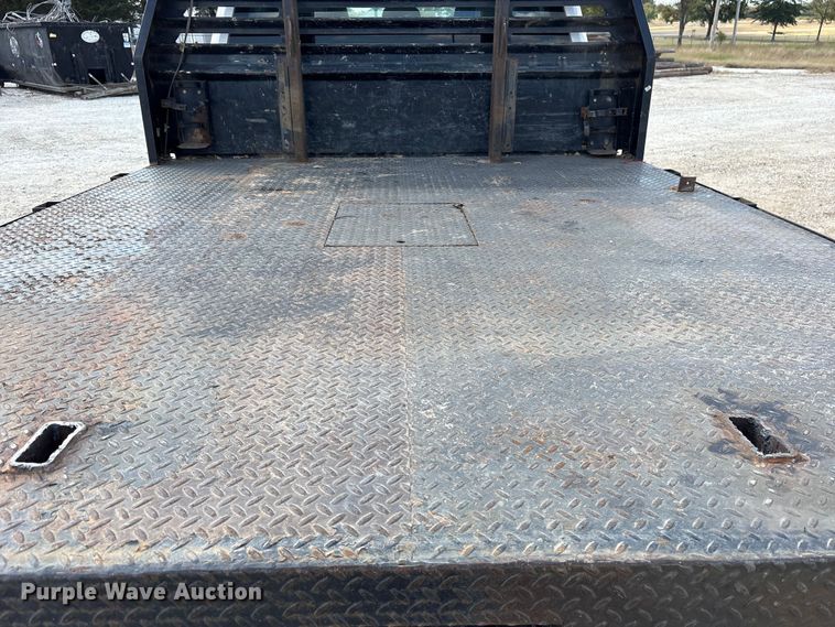 image for item ET7172 2019 Ford F350 Super Duty flatbed pickup truck