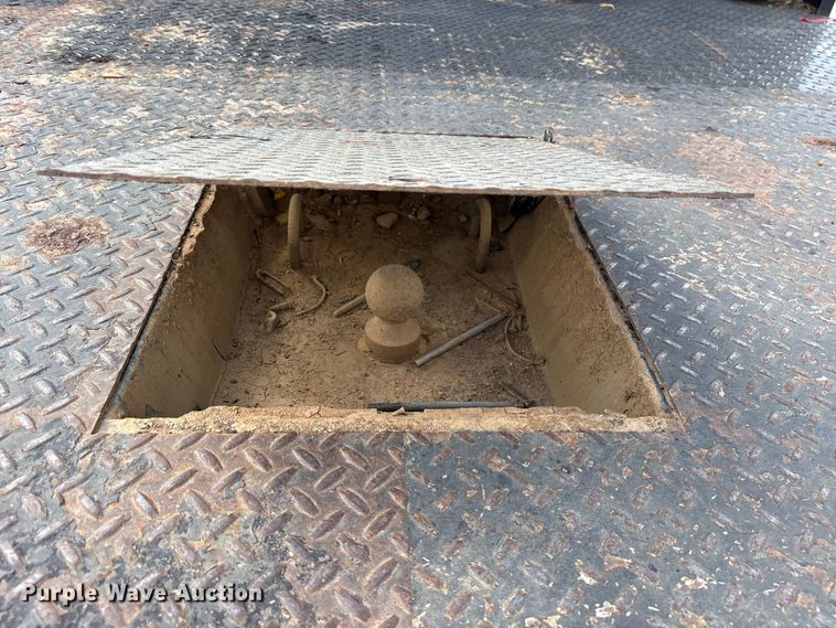 image for item ET7172 2019 Ford F350 Super Duty flatbed pickup truck