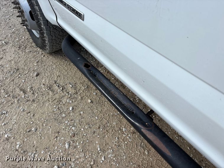 image for item ET7172 2019 Ford F350 Super Duty flatbed pickup truck