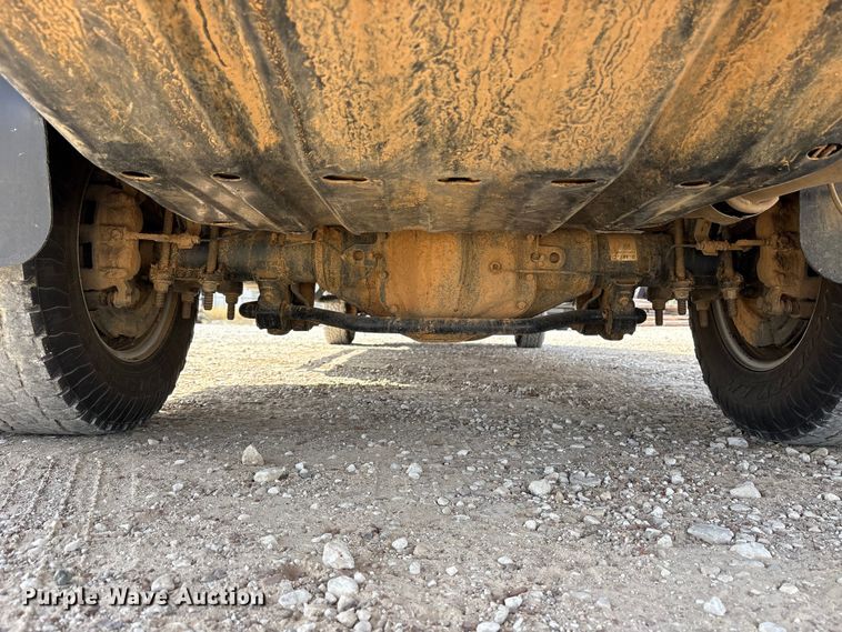 image for item ET7172 2019 Ford F350 Super Duty flatbed pickup truck