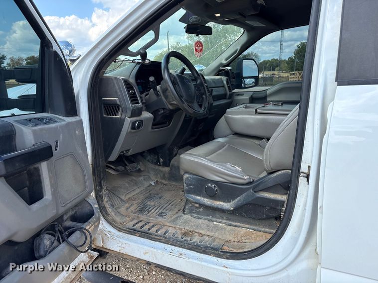 image for item ET7172 2019 Ford F350 Super Duty flatbed pickup truck