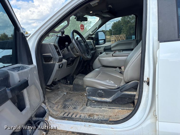 image for item ET7172 2019 Ford F350 Super Duty flatbed pickup truck