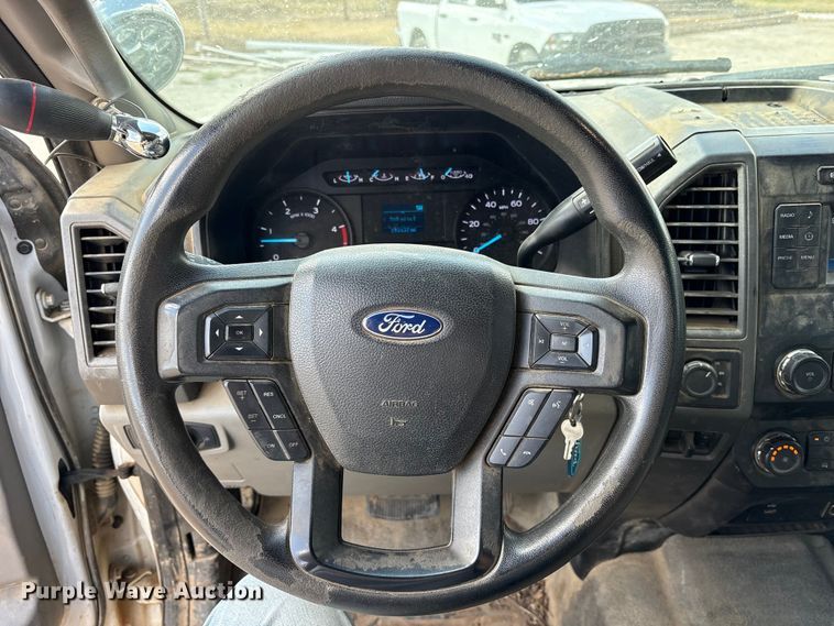 image for item ET7172 2019 Ford F350 Super Duty flatbed pickup truck