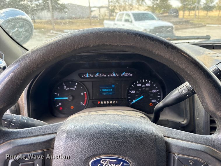 image for item ET7172 2019 Ford F350 Super Duty flatbed pickup truck