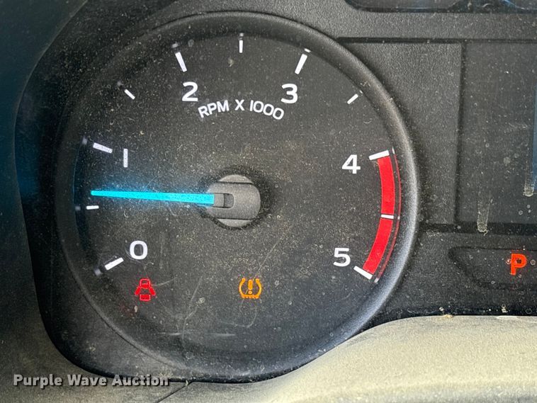 image for item ET7172 2019 Ford F350 Super Duty flatbed pickup truck