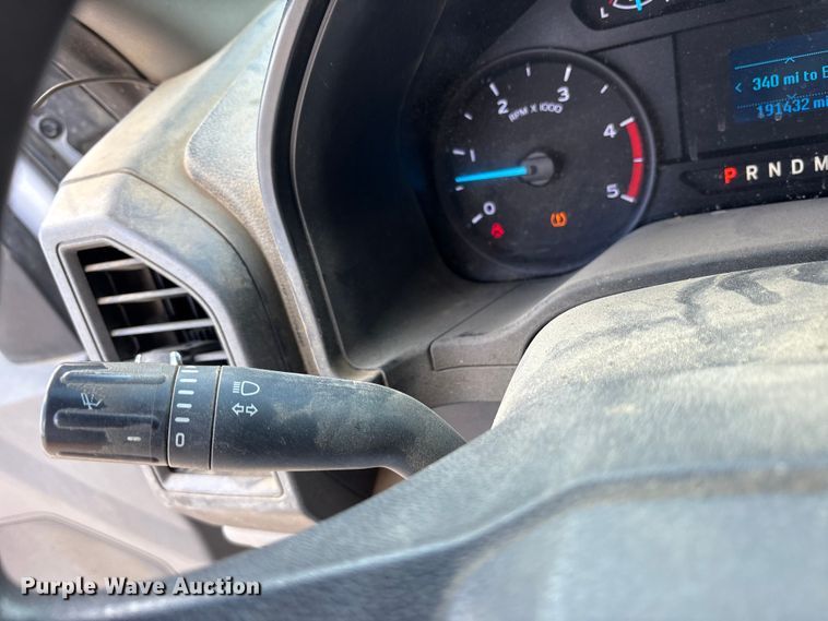 image for item ET7172 2019 Ford F350 Super Duty flatbed pickup truck