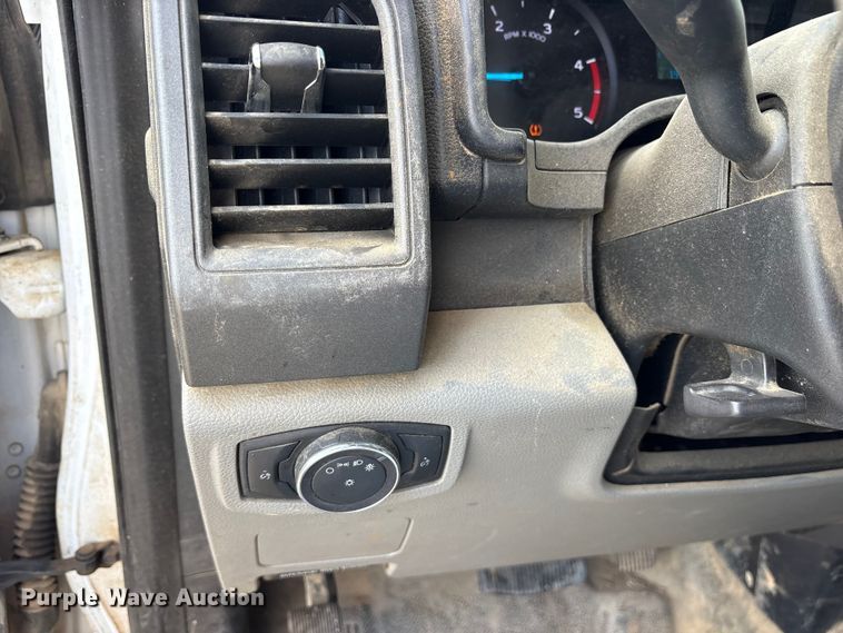 image for item ET7172 2019 Ford F350 Super Duty flatbed pickup truck