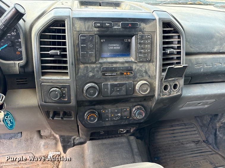 image for item ET7172 2019 Ford F350 Super Duty flatbed pickup truck