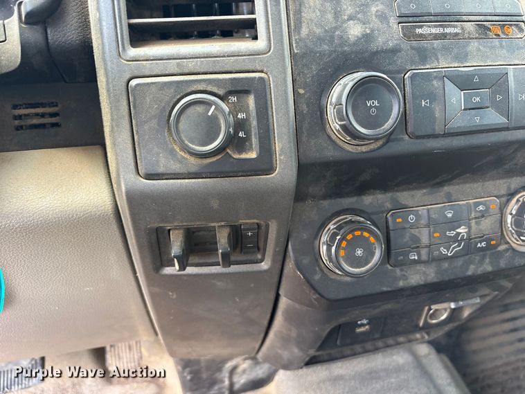 image for item ET7172 2019 Ford F350 Super Duty flatbed pickup truck