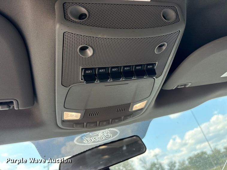 image for item ET7172 2019 Ford F350 Super Duty flatbed pickup truck