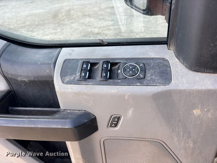 image for item ET7172 2019 Ford F350 Super Duty flatbed pickup truck