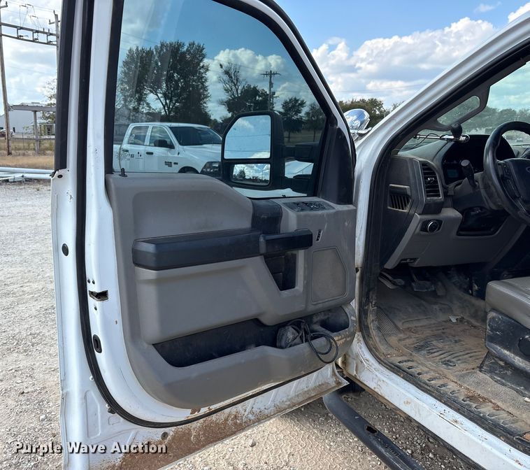 image for item ET7172 2019 Ford F350 Super Duty flatbed pickup truck