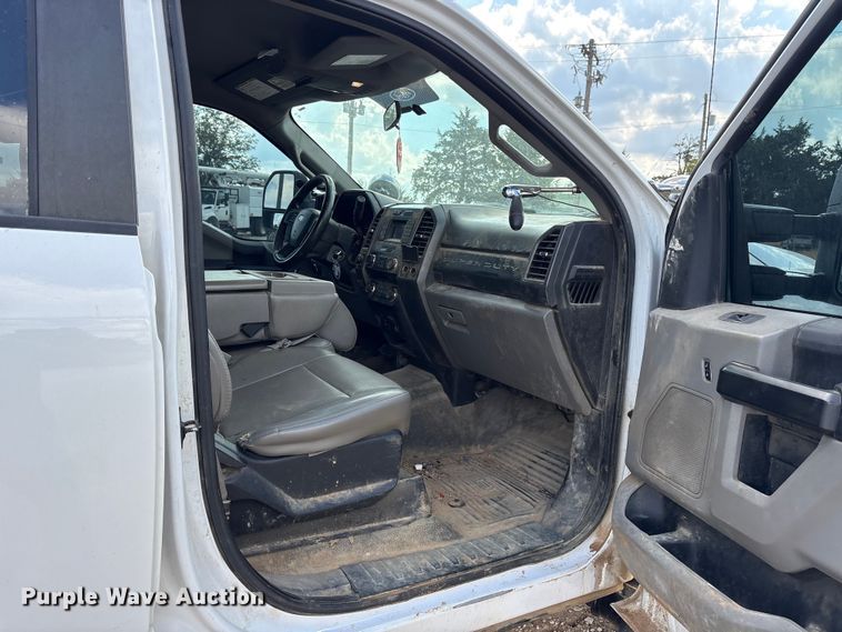 image for item ET7172 2019 Ford F350 Super Duty flatbed pickup truck