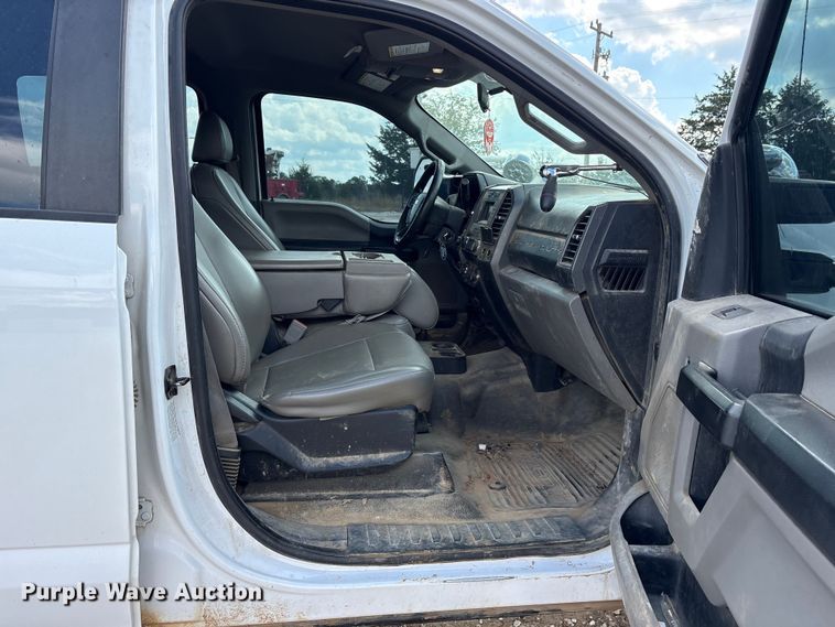 image for item ET7172 2019 Ford F350 Super Duty flatbed pickup truck