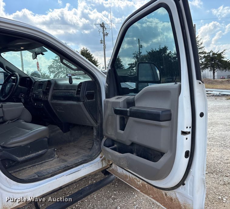 image for item ET7172 2019 Ford F350 Super Duty flatbed pickup truck