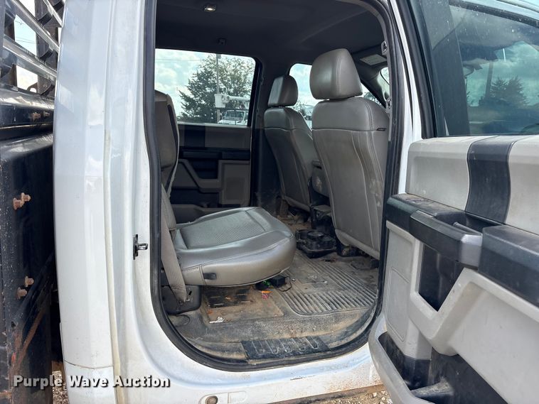 image for item ET7172 2019 Ford F350 Super Duty flatbed pickup truck