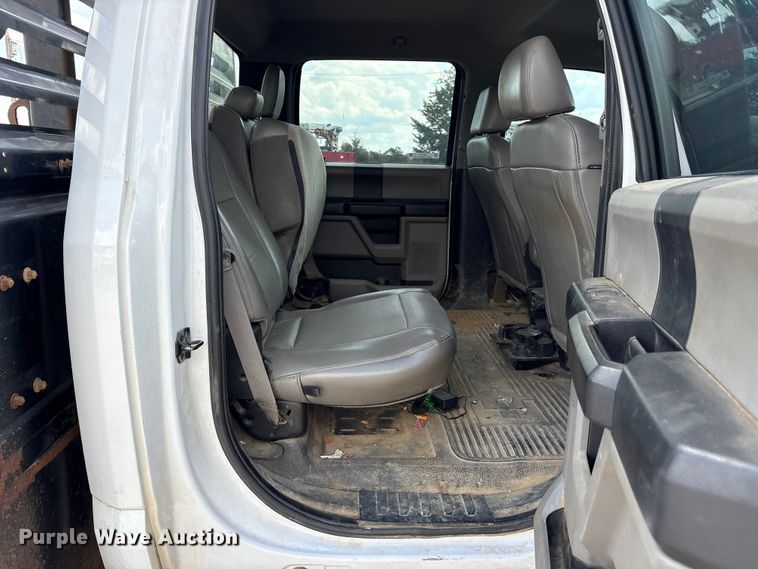 image for item ET7172 2019 Ford F350 Super Duty flatbed pickup truck