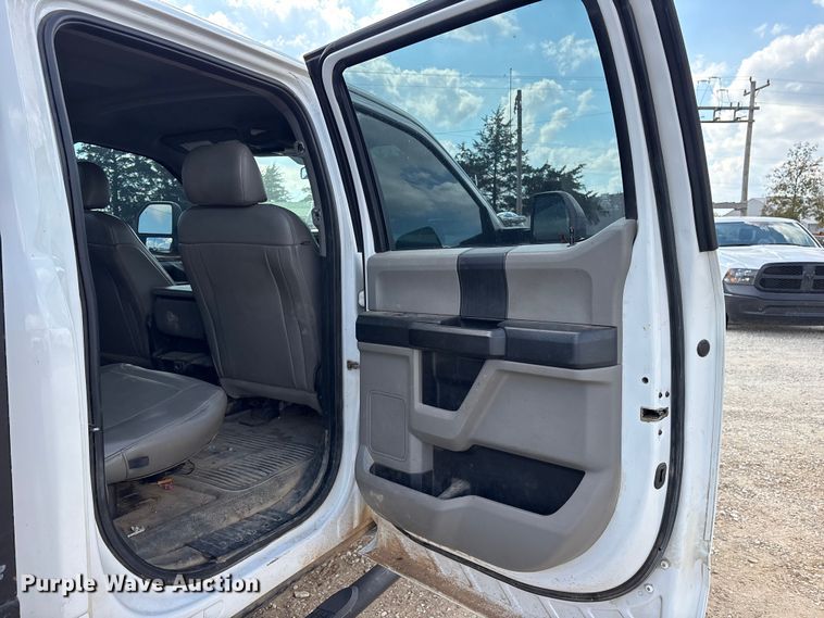 image for item ET7172 2019 Ford F350 Super Duty flatbed pickup truck