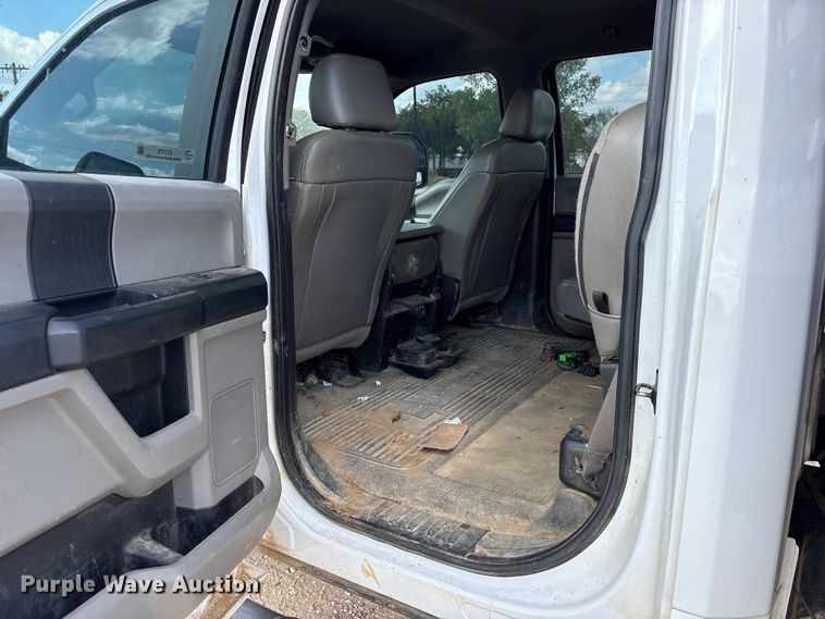 image for item ET7172 2019 Ford F350 Super Duty flatbed pickup truck