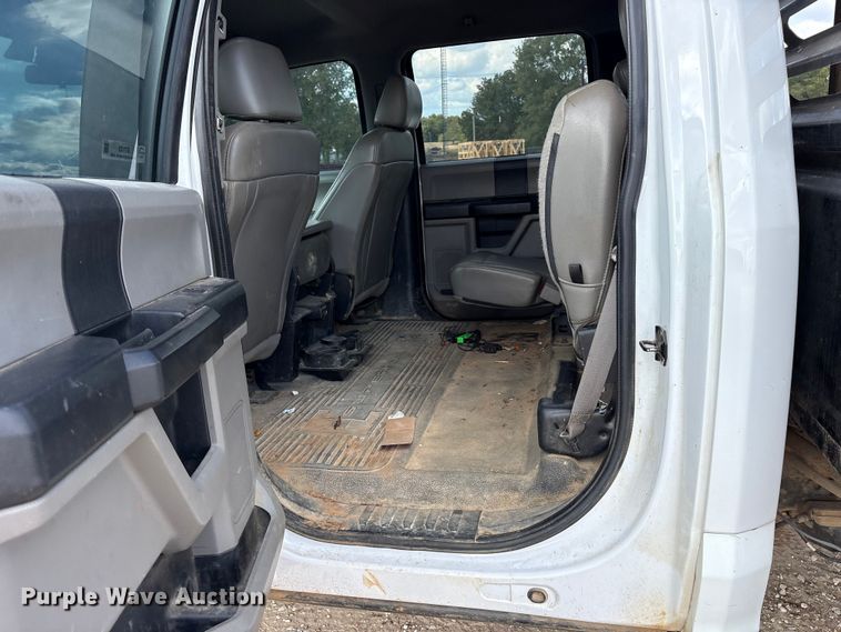 image for item ET7172 2019 Ford F350 Super Duty flatbed pickup truck