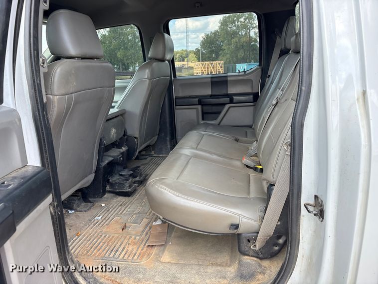 image for item ET7172 2019 Ford F350 Super Duty flatbed pickup truck