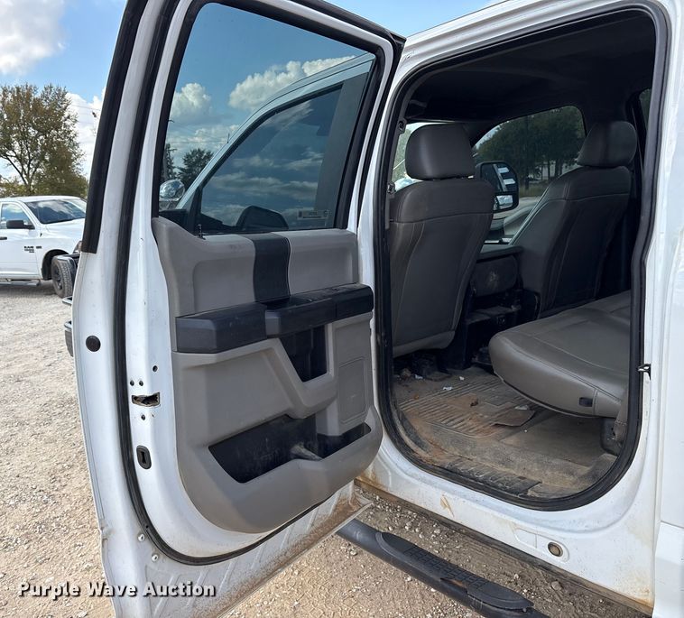 image for item ET7172 2019 Ford F350 Super Duty flatbed pickup truck