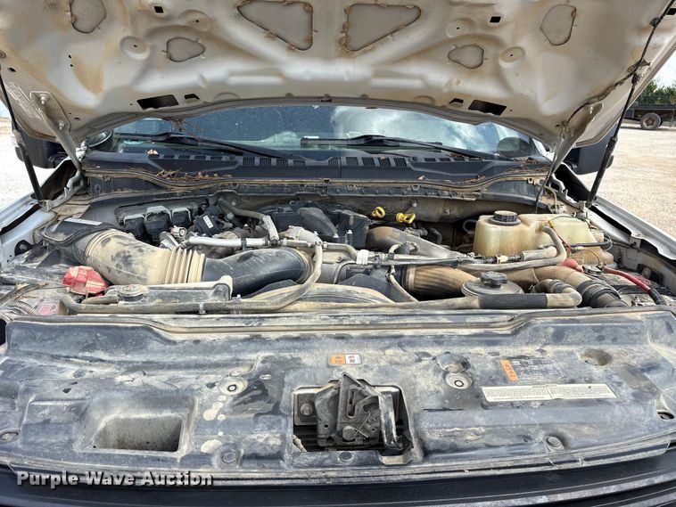 image for item ET7172 2019 Ford F350 Super Duty flatbed pickup truck