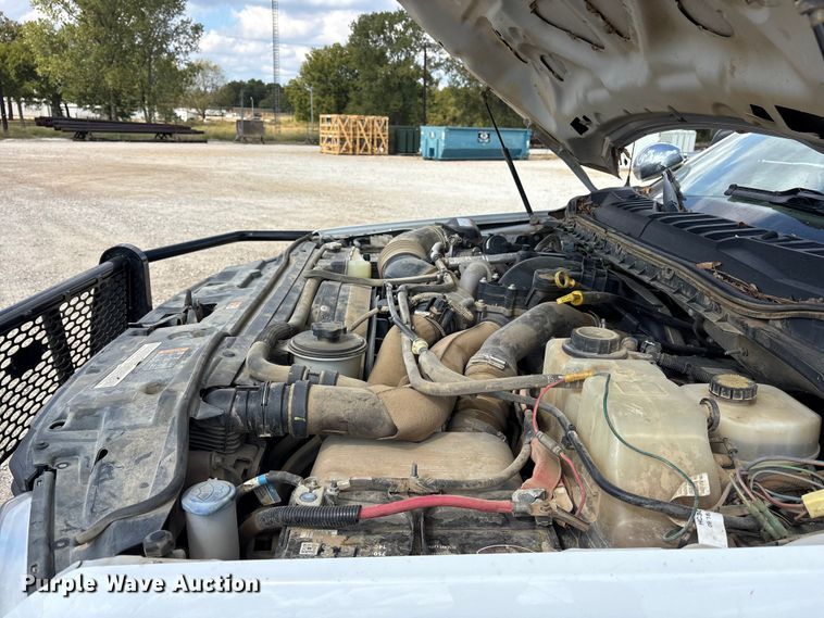 image for item ET7172 2019 Ford F350 Super Duty flatbed pickup truck