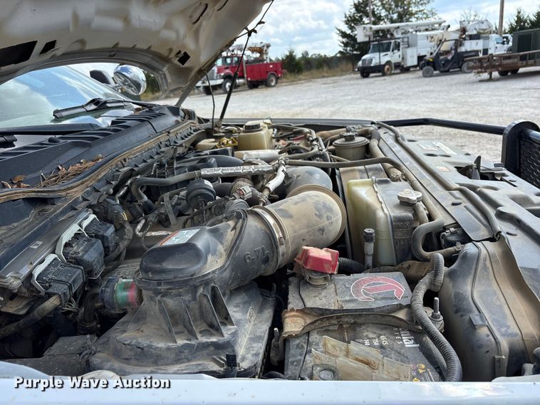 image for item ET7172 2019 Ford F350 Super Duty flatbed pickup truck