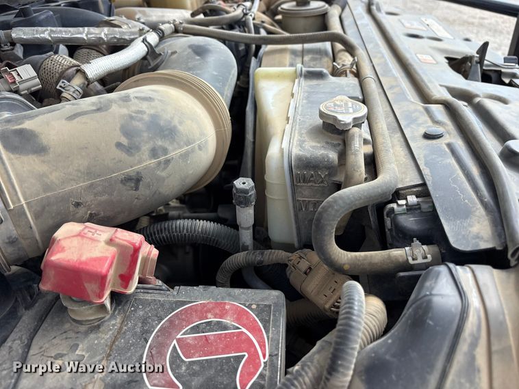 image for item ET7172 2019 Ford F350 Super Duty flatbed pickup truck