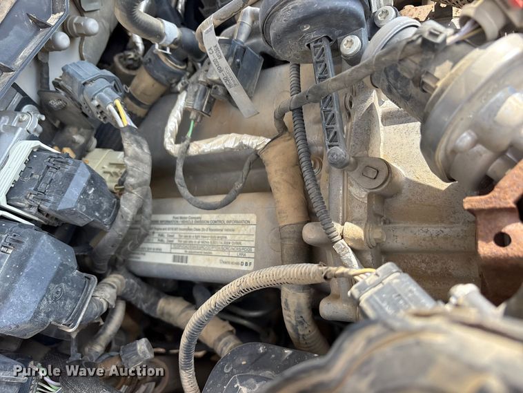 image for item ET7172 2019 Ford F350 Super Duty flatbed pickup truck