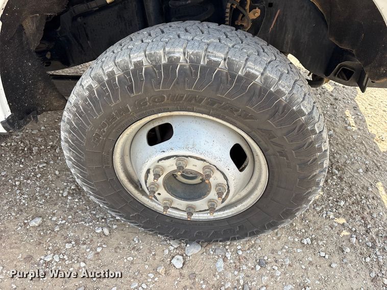 image for item ET7172 2019 Ford F350 Super Duty flatbed pickup truck