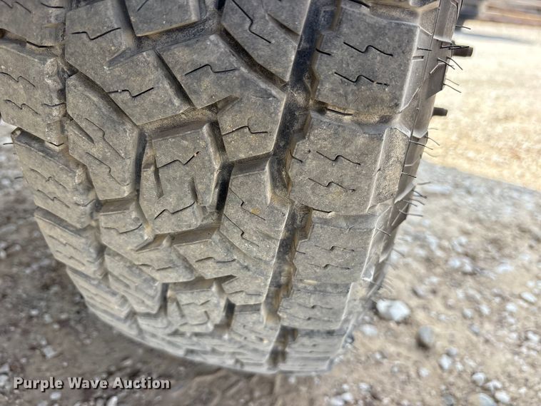 image for item ET7172 2019 Ford F350 Super Duty flatbed pickup truck