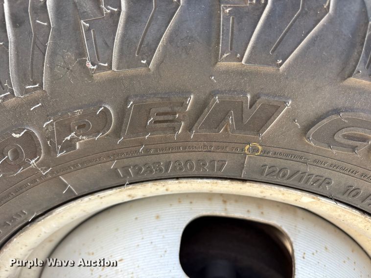 image for item ET7172 2019 Ford F350 Super Duty flatbed pickup truck