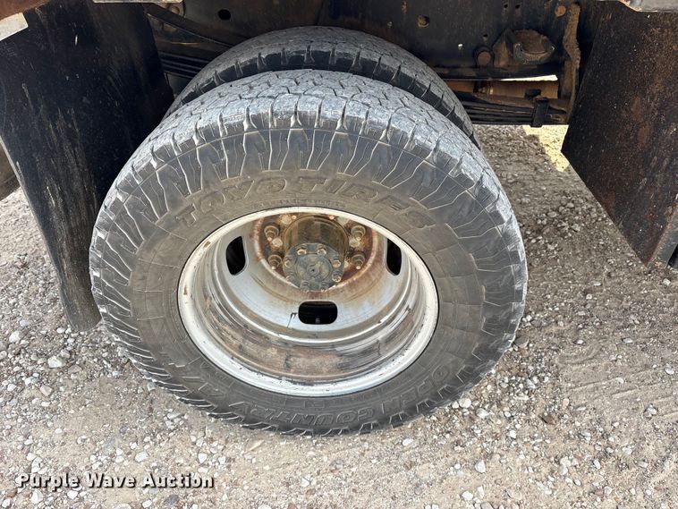 image for item ET7172 2019 Ford F350 Super Duty flatbed pickup truck