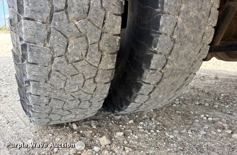 image for item ET7172 2019 Ford F350 Super Duty flatbed pickup truck