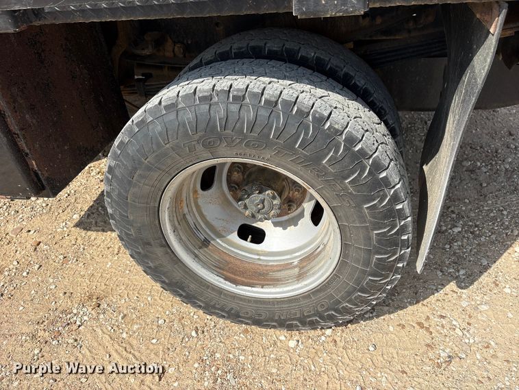 image for item ET7172 2019 Ford F350 Super Duty flatbed pickup truck