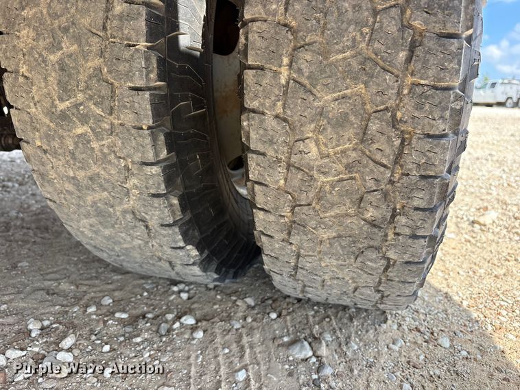 image for item ET7172 2019 Ford F350 Super Duty flatbed pickup truck