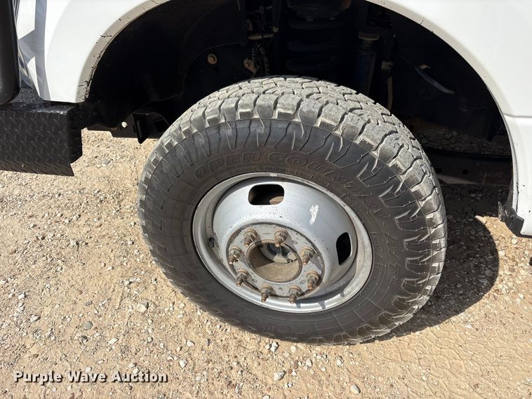 image for item ET7172 2019 Ford F350 Super Duty flatbed pickup truck