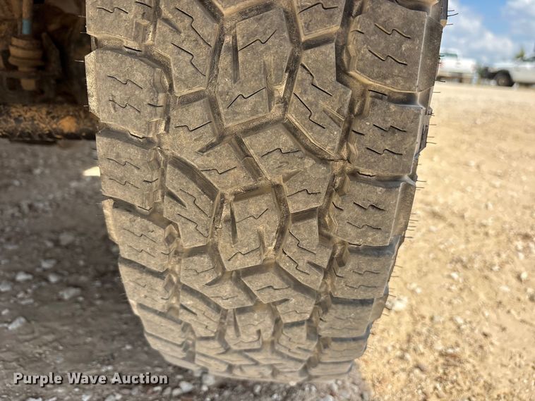 image for item ET7172 2019 Ford F350 Super Duty flatbed pickup truck