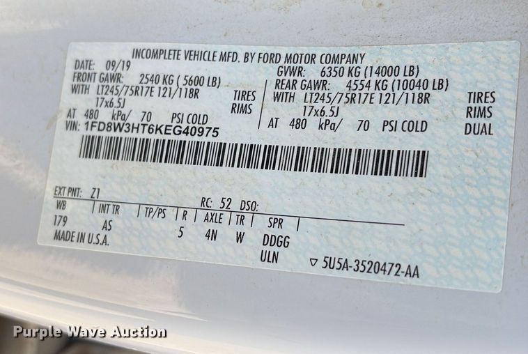 image for item ET7172 2019 Ford F350 Super Duty flatbed pickup truck