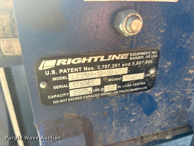 image for item ET8567 2017 UniCarriers CFS40 forklift