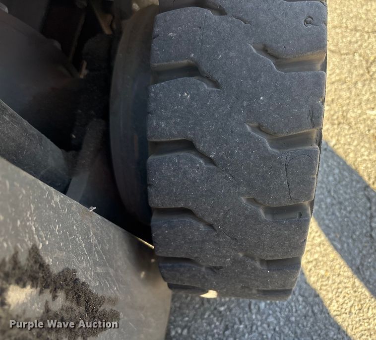 image for item ET8567 2017 UniCarriers CFS40 forklift