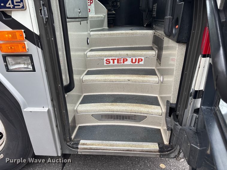 image for item ET8586 2005 Prevost H3-45 Coach Bus